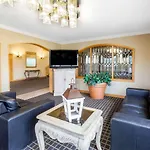 Days Inn & Suites By Wyndham Kalamazoo