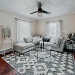 Beautiful Home Close To Downtown, Airport
