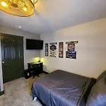 King Bed In Main Floor - Downtown Vacation Rental