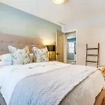 Wicks Home - Desirable Neighborhood Near Downtown Home