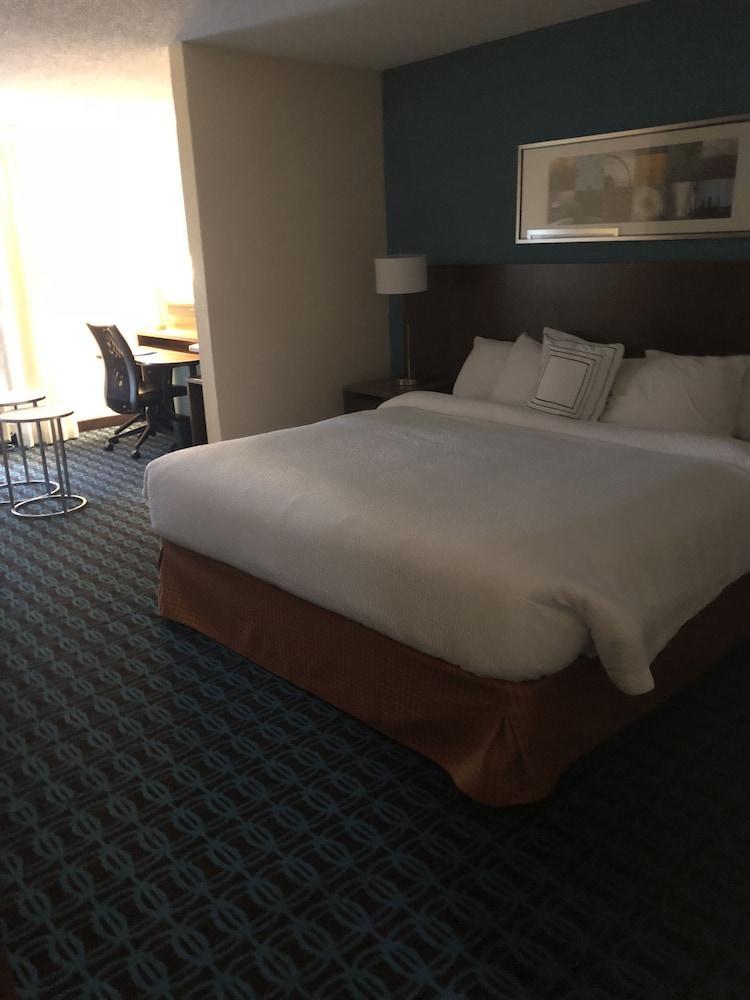 Hotel Fairfield By Marriott West 3*