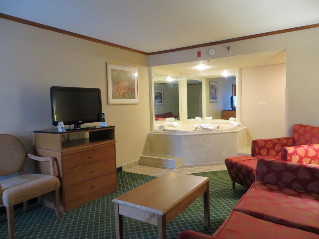 Hotel Baymont By Wyndham East