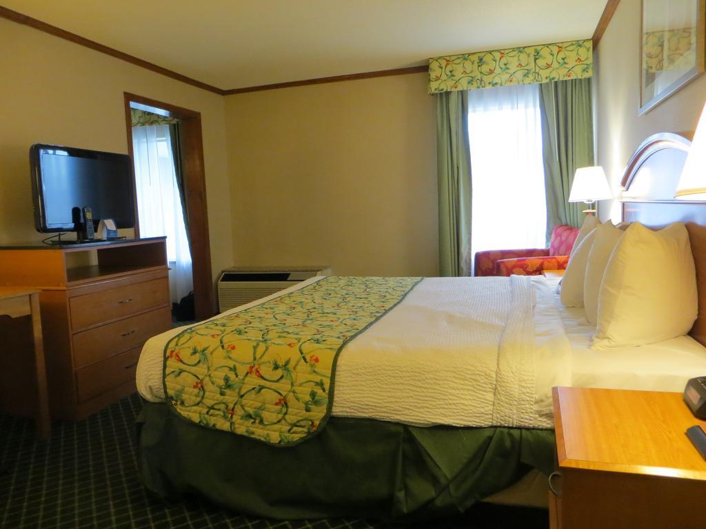 Baymont By Wyndham East Hotel