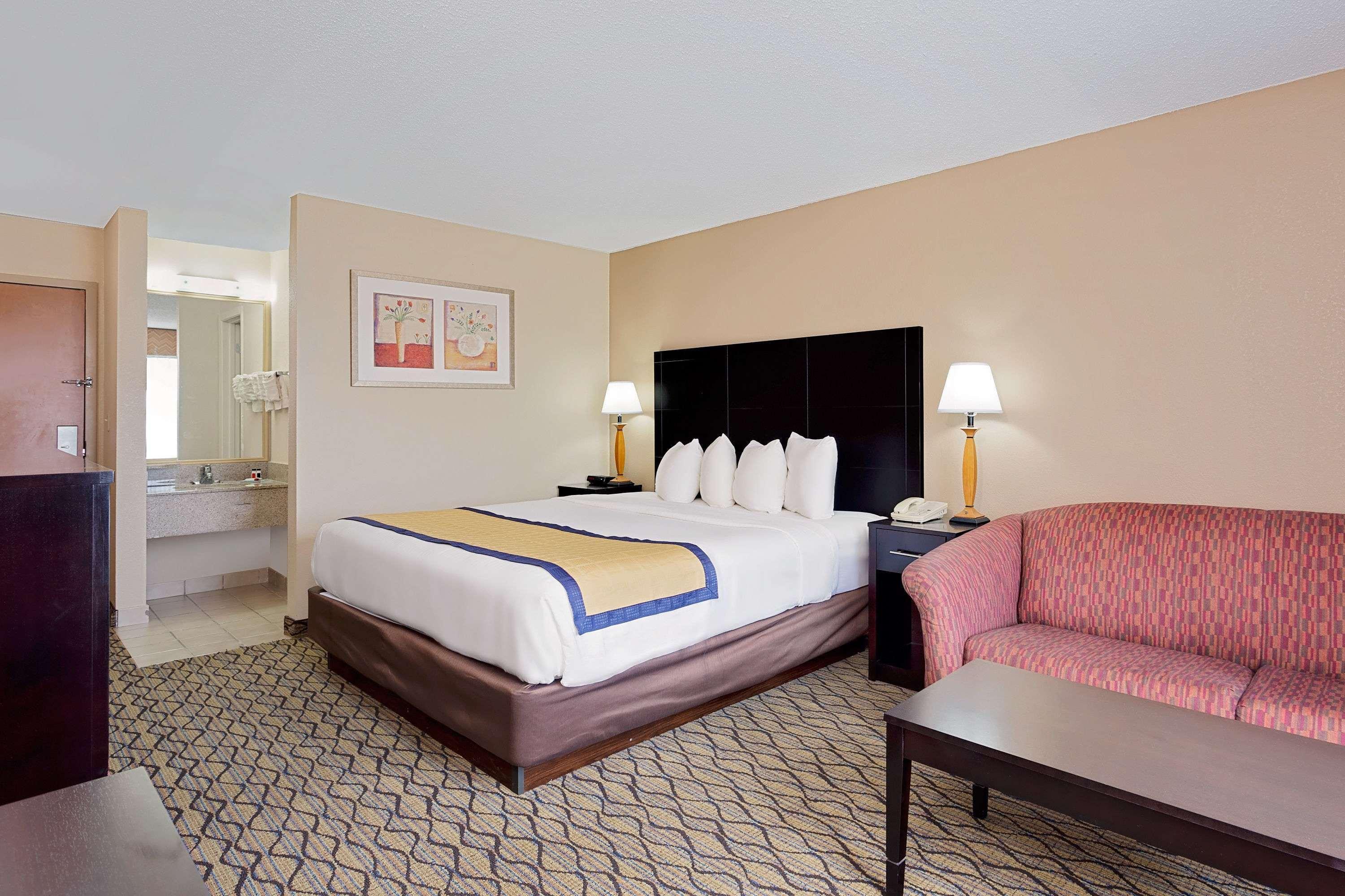 Baymont By Wyndham East Hotel 3*