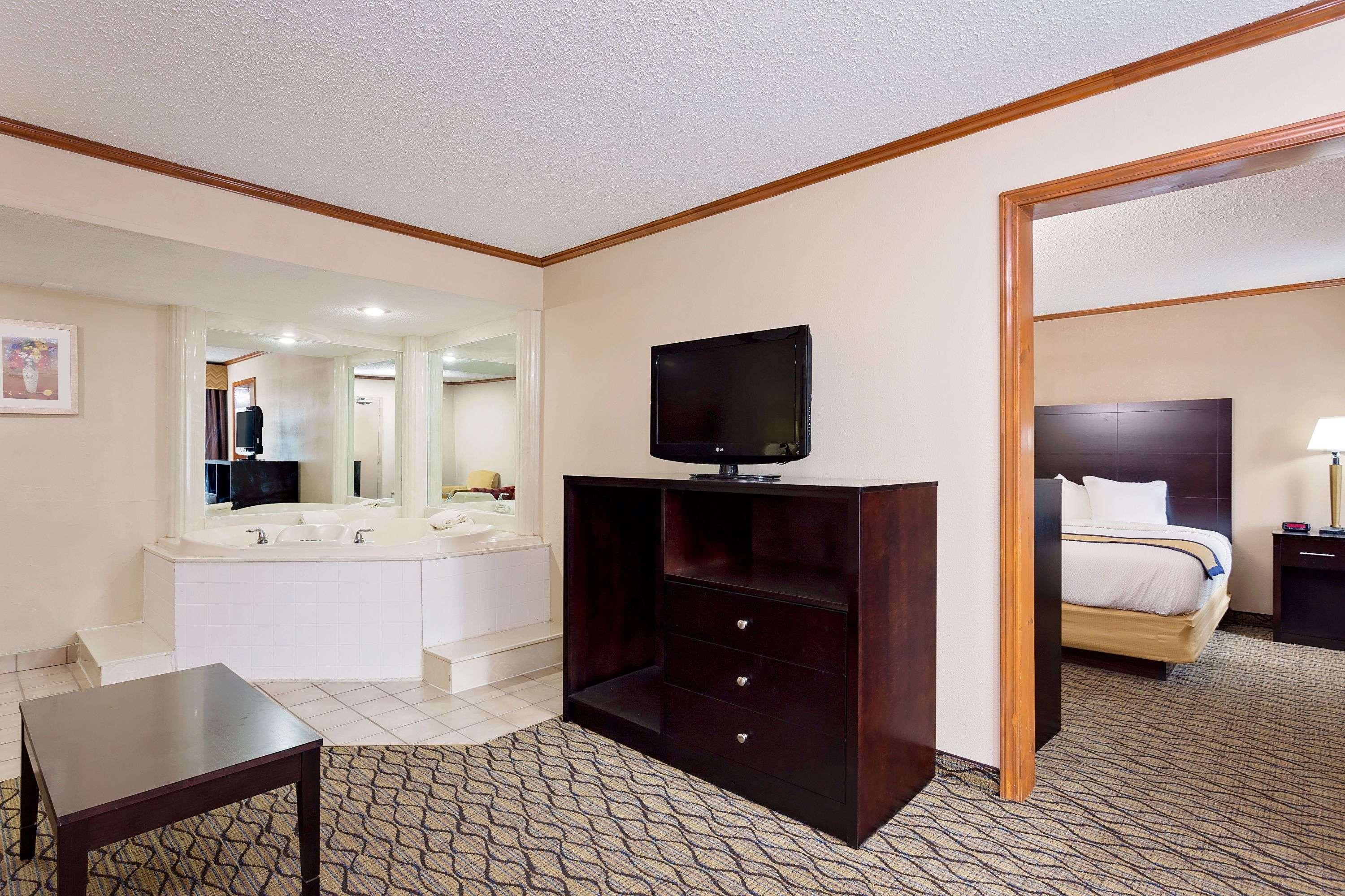Baymont By Wyndham East Kalamazoo