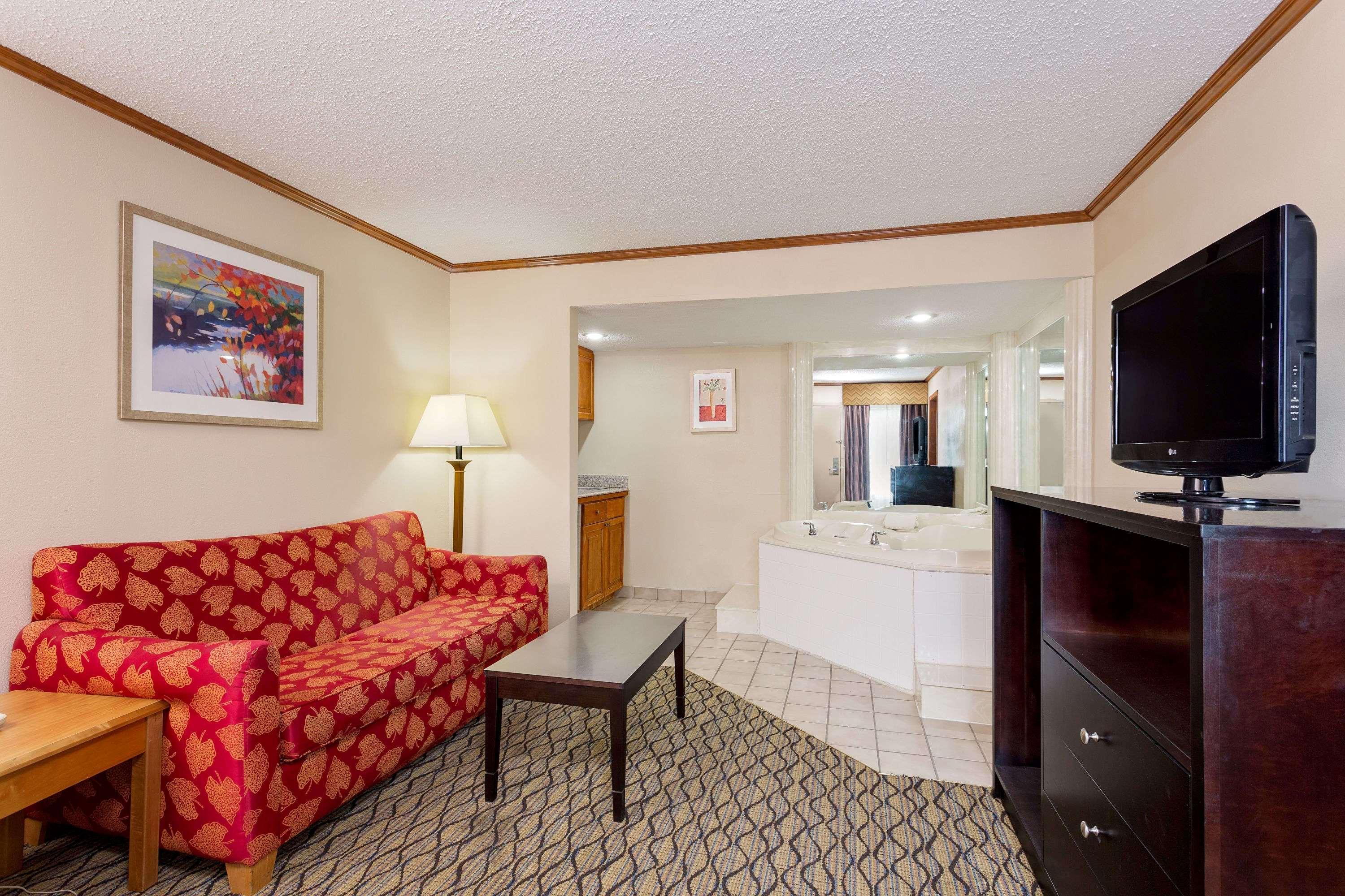 Baymont By Wyndham East Hotel 3*