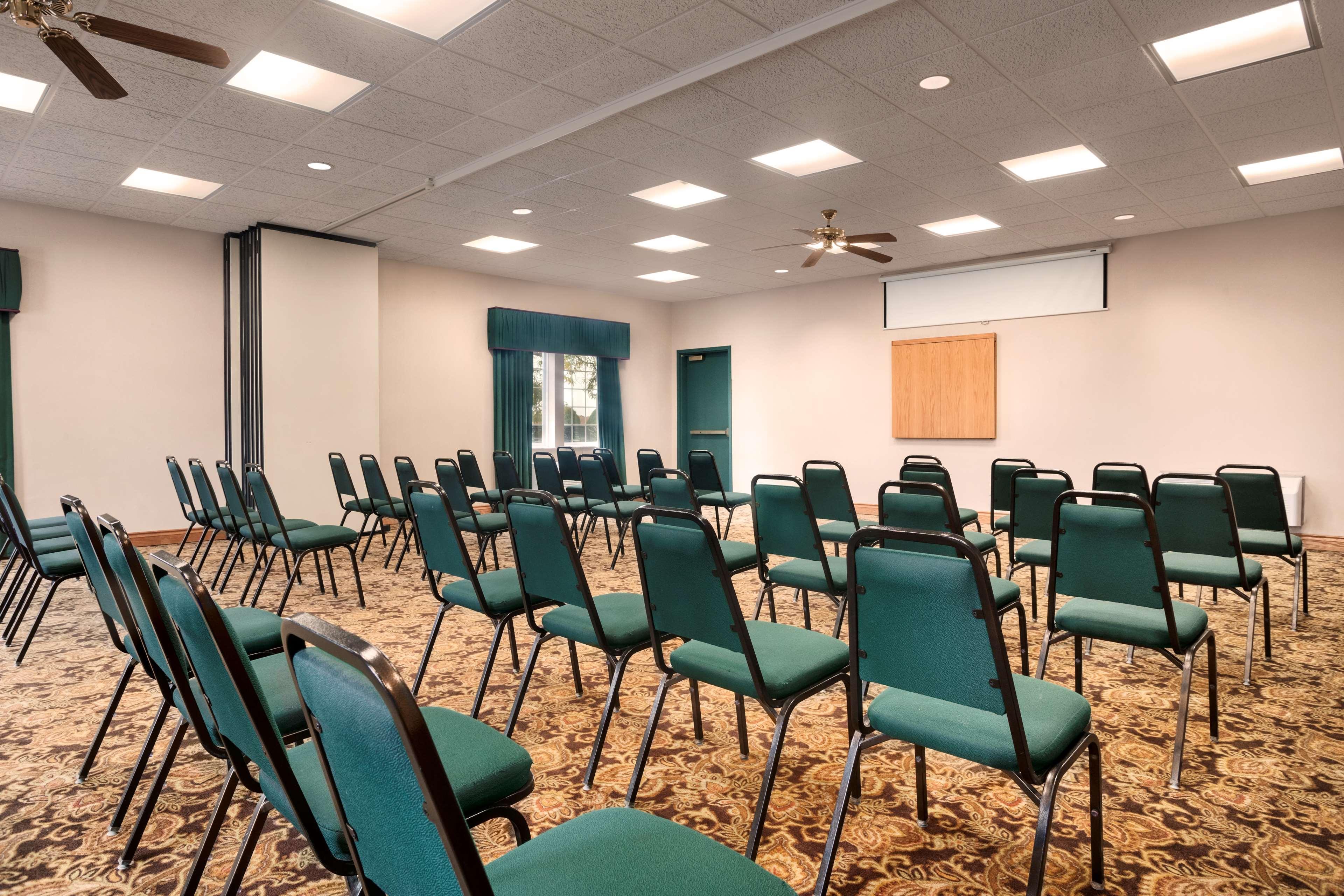 Hotel Country & By Radisson, Kalamazoo, Mi 3*