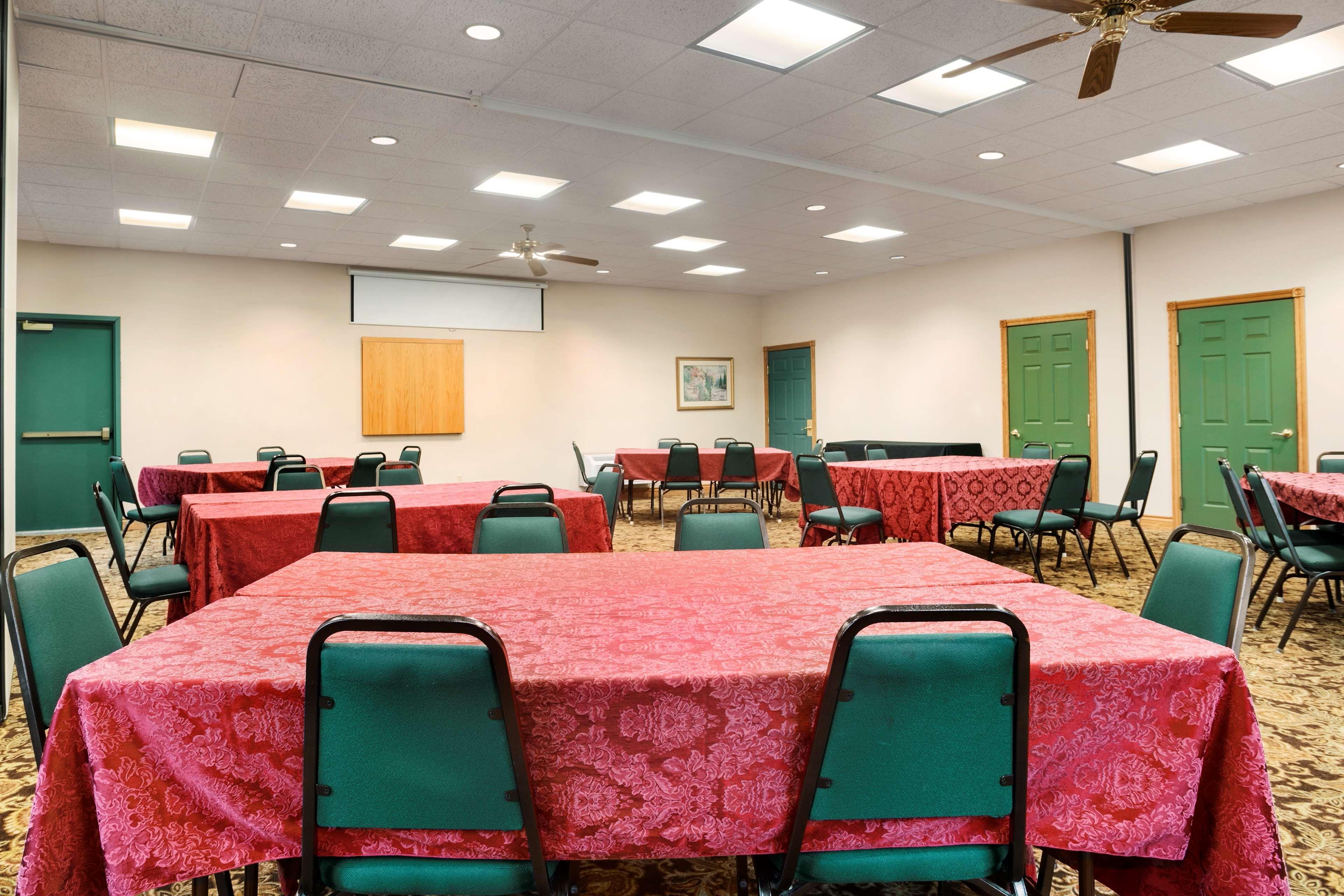 Hotel Country & By Radisson, Kalamazoo, Mi