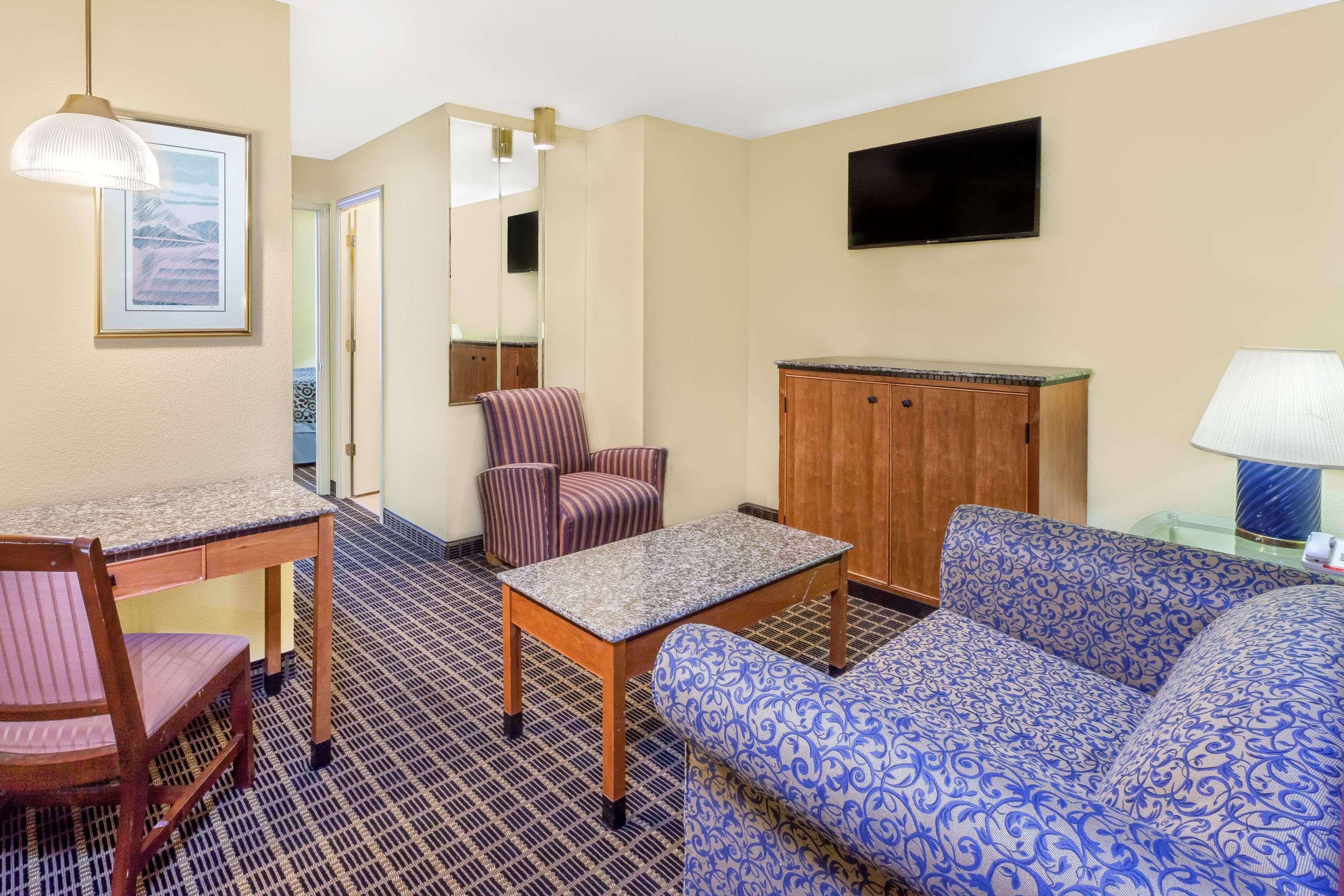 Days & By Wyndham Kalamazoo