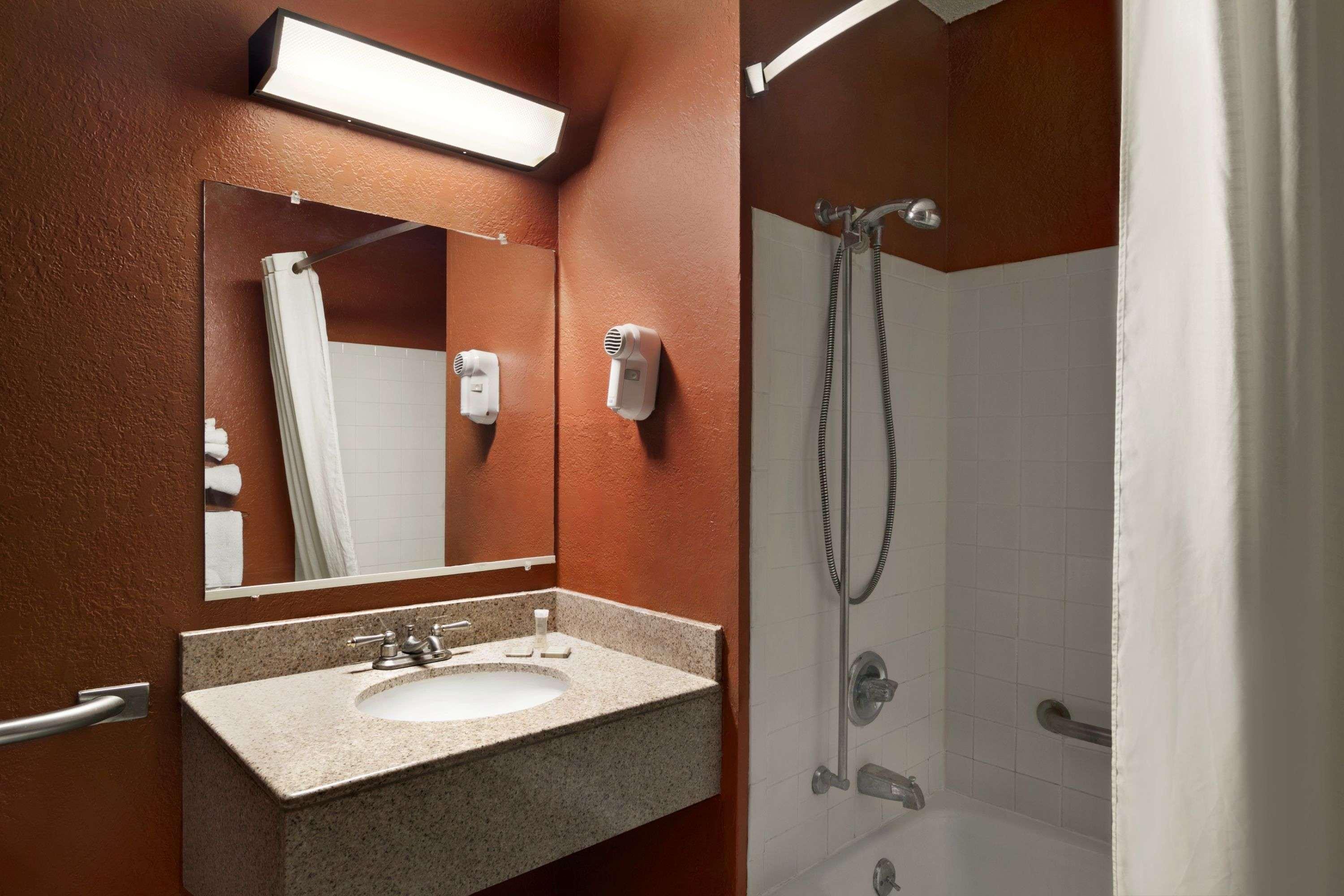 Super 8 By Wyndham Motel