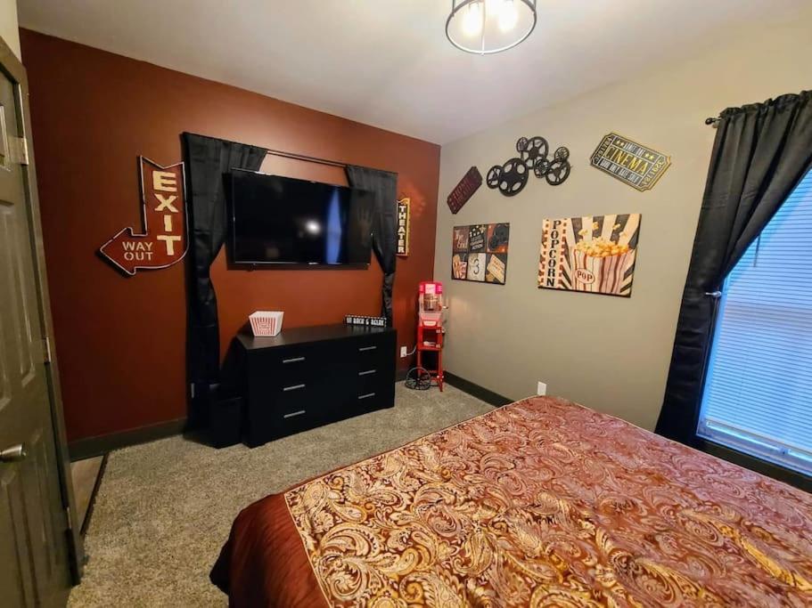 King Bed In Main Floor - Downtown Vacation Holiday home *