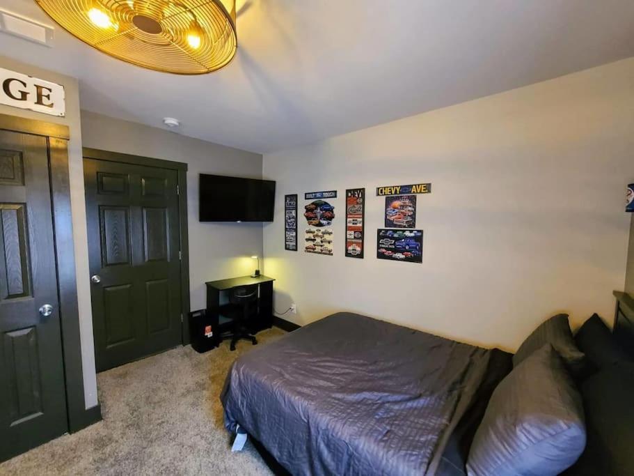 King Bed In Main Floor - Downtown Vacation Holiday home Kalamazoo