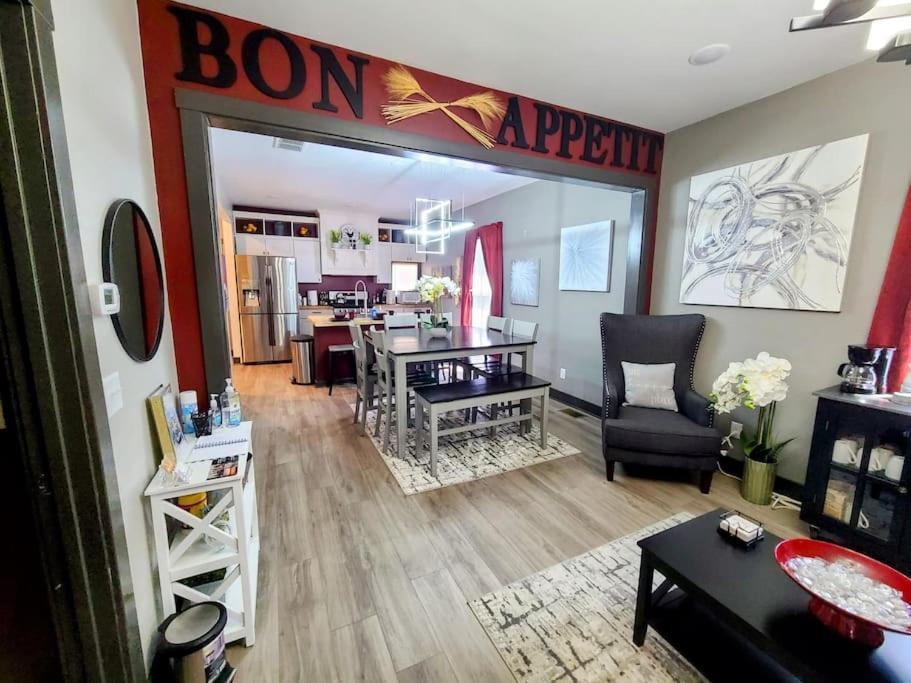 King Bed In Main Floor - Downtown Vacation *