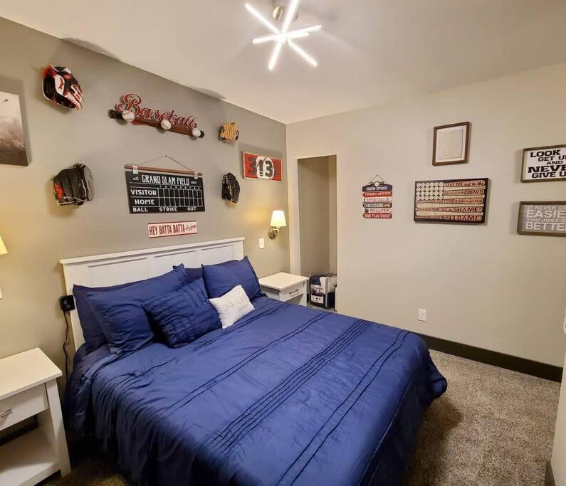 King Bed In Main Floor - Downtown Vacation Holiday home