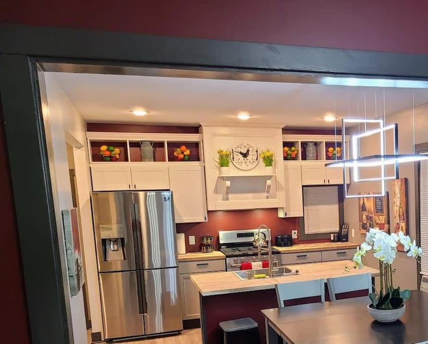 King Bed In Main Floor - Downtown Vacation Holiday home *