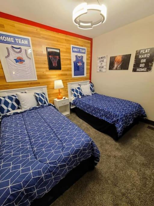 King Bed In Main Floor - Downtown Vacation Kalamazoo