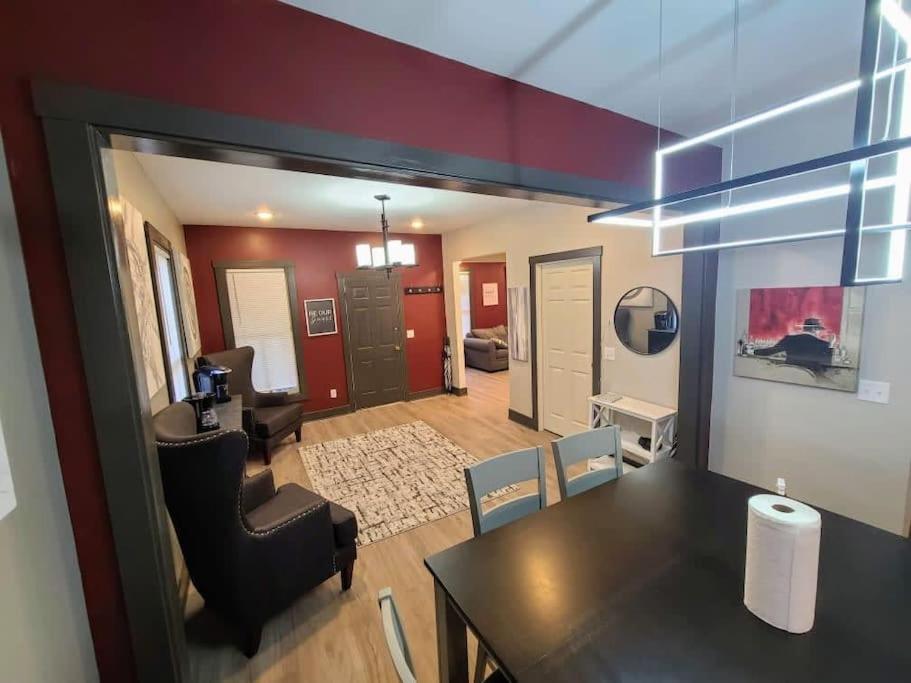 Holiday home King Bed In Main Floor - Downtown Vacation