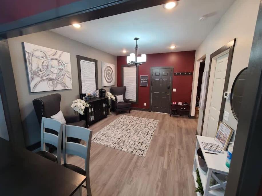 King Bed In Main Floor - Downtown Vacation Holiday home *