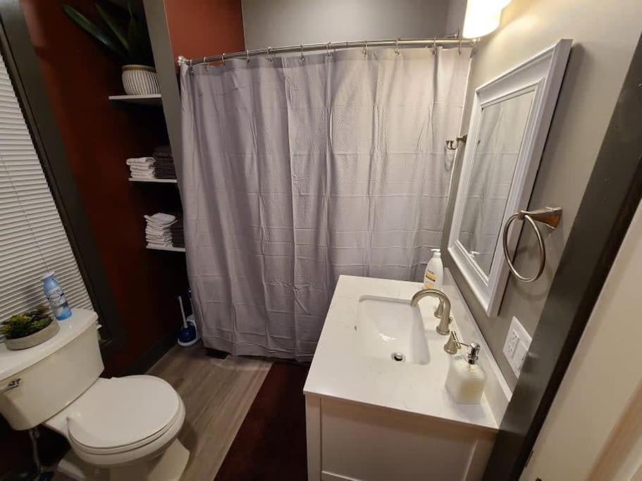 King Bed In Main Floor - Downtown Vacation * Kalamazoo