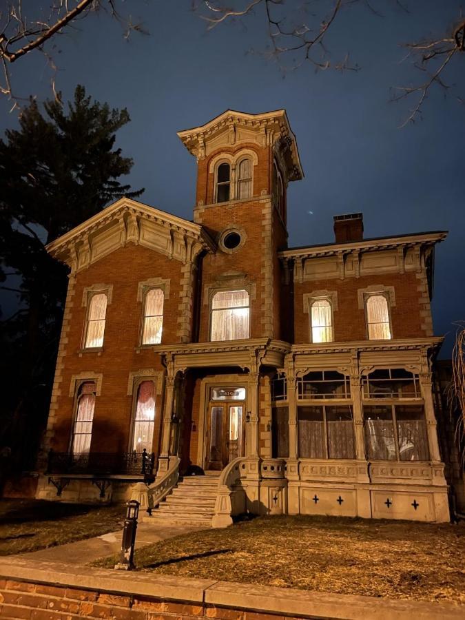 Henderson Castle Bed & Breakfast 3*