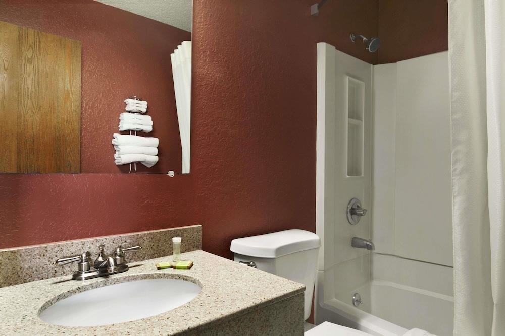 Super 8 By Wyndham Motel