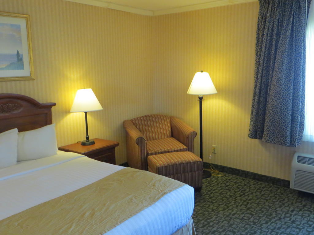 Baymont By Wyndham West Hotel