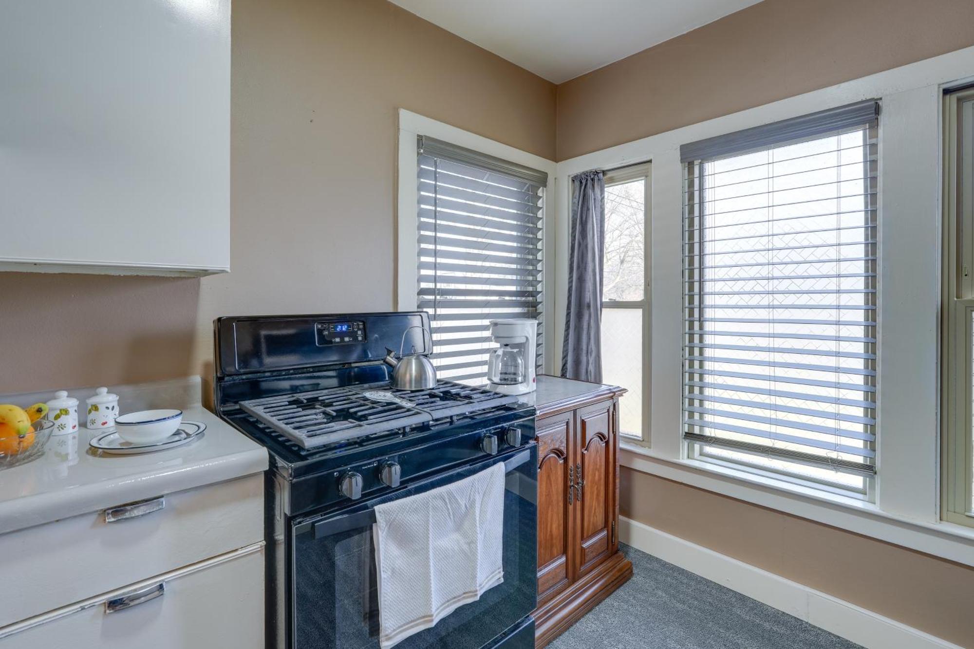 Cozy Studio, 4 Mi To Downtown Area! Apartment *
