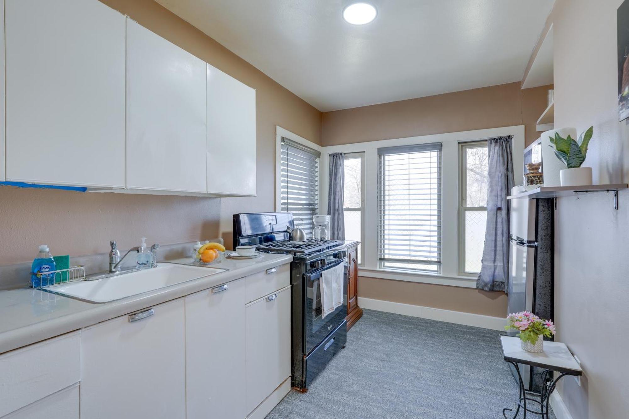 Cozy Studio, 4 Mi To Downtown Area! *