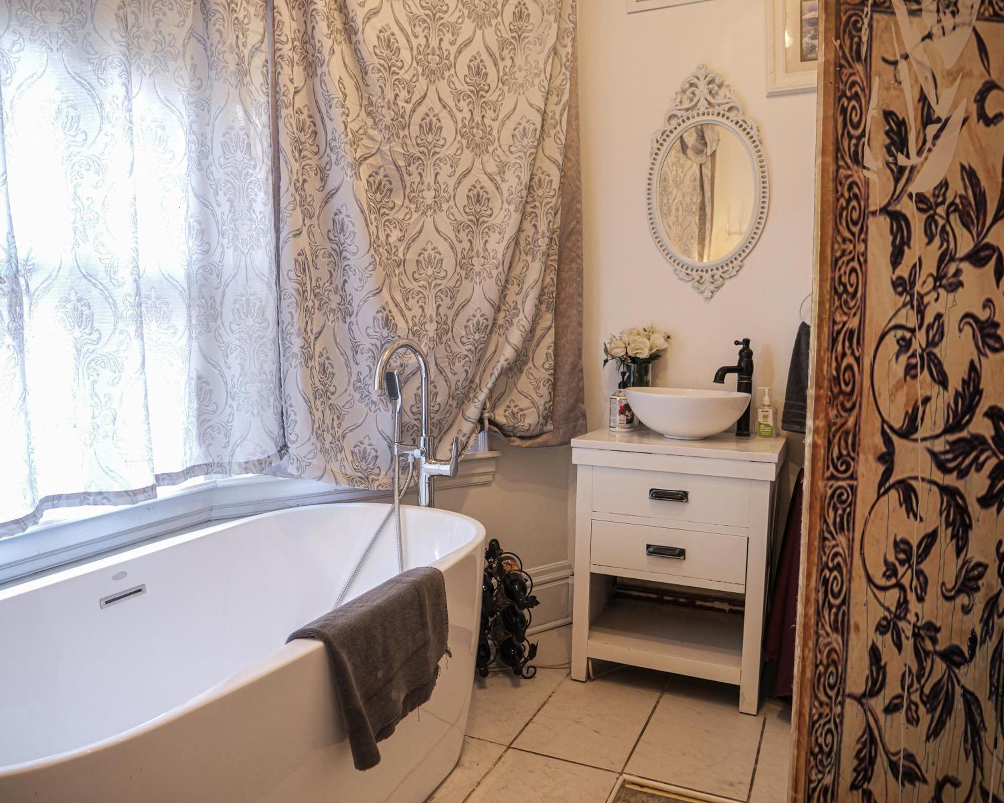 Henderson Castle Bed & Breakfast 3*