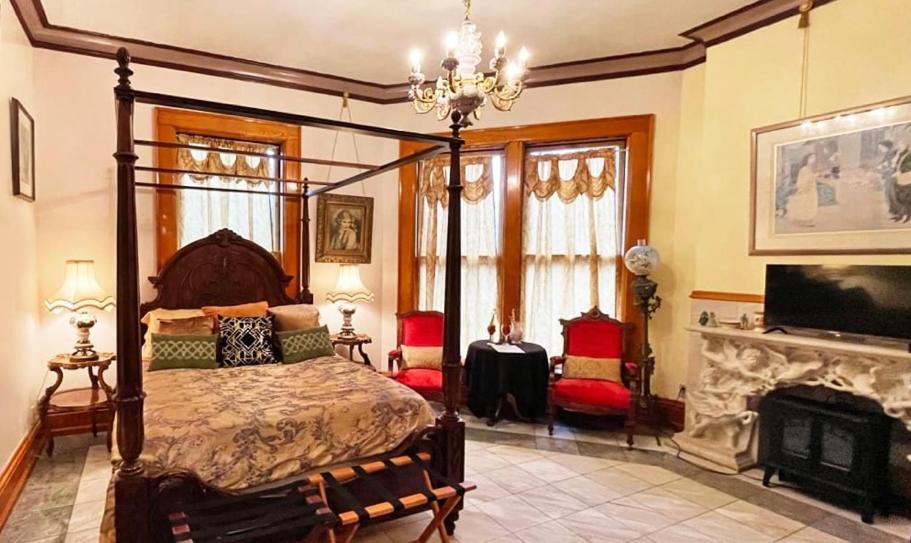 Henderson Castle Bed & Breakfast