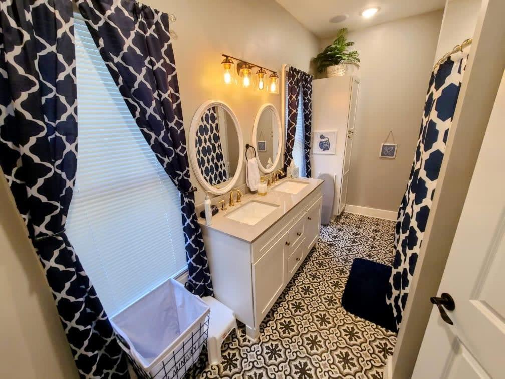 Holiday home Luxury Listing - 92 Walkable Score Downtown Kzoo *