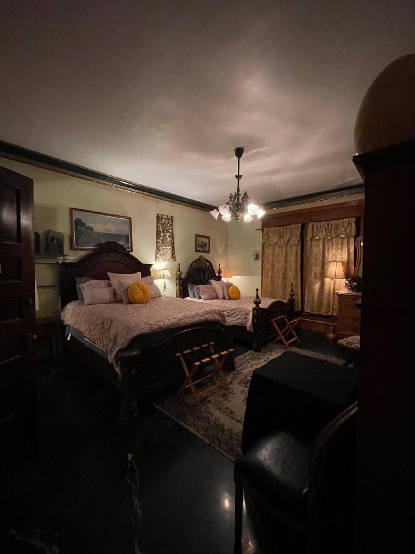 Henderson Castle Bed & Breakfast