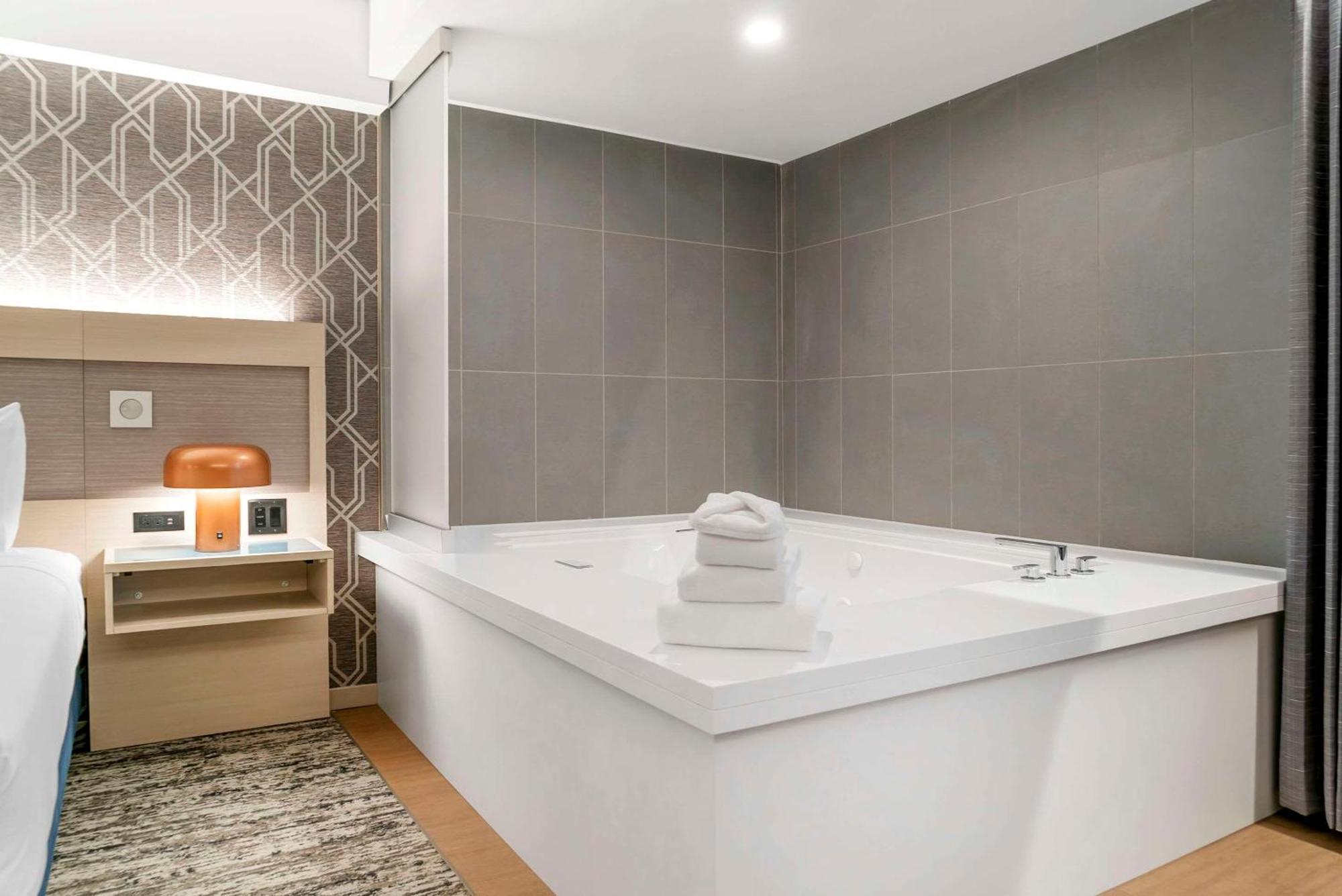 Hotel Radisson Plaza And 4*