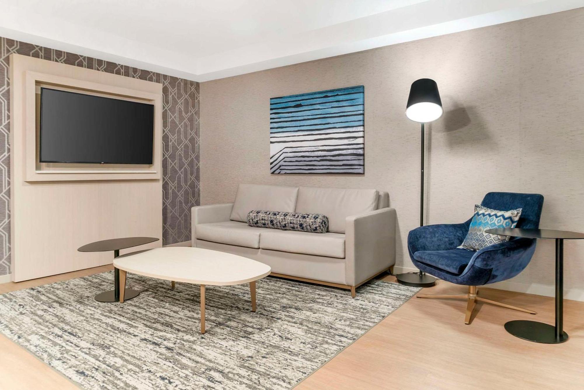 Hotel Radisson Plaza And 4*