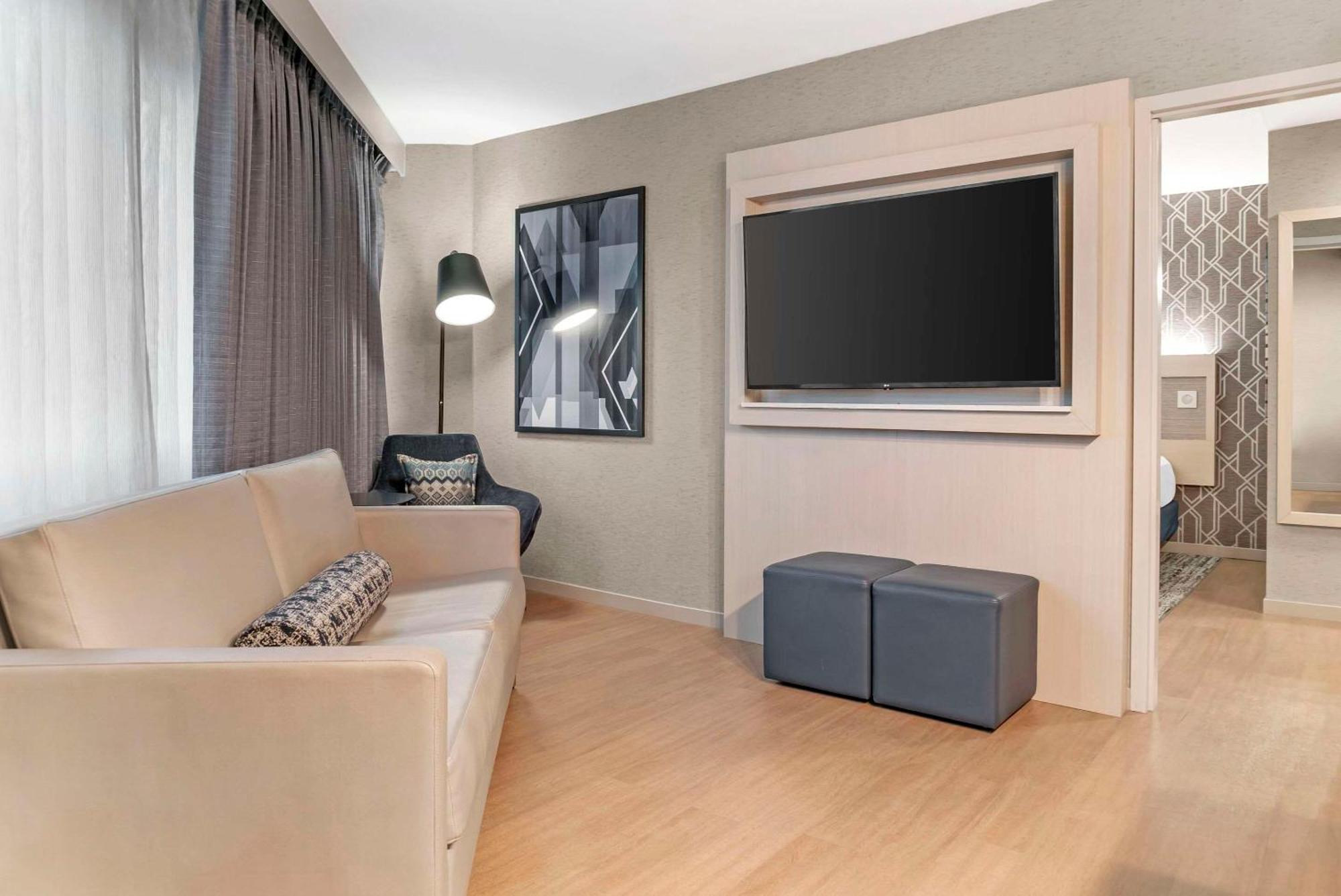 Hotel Radisson Plaza And 4*