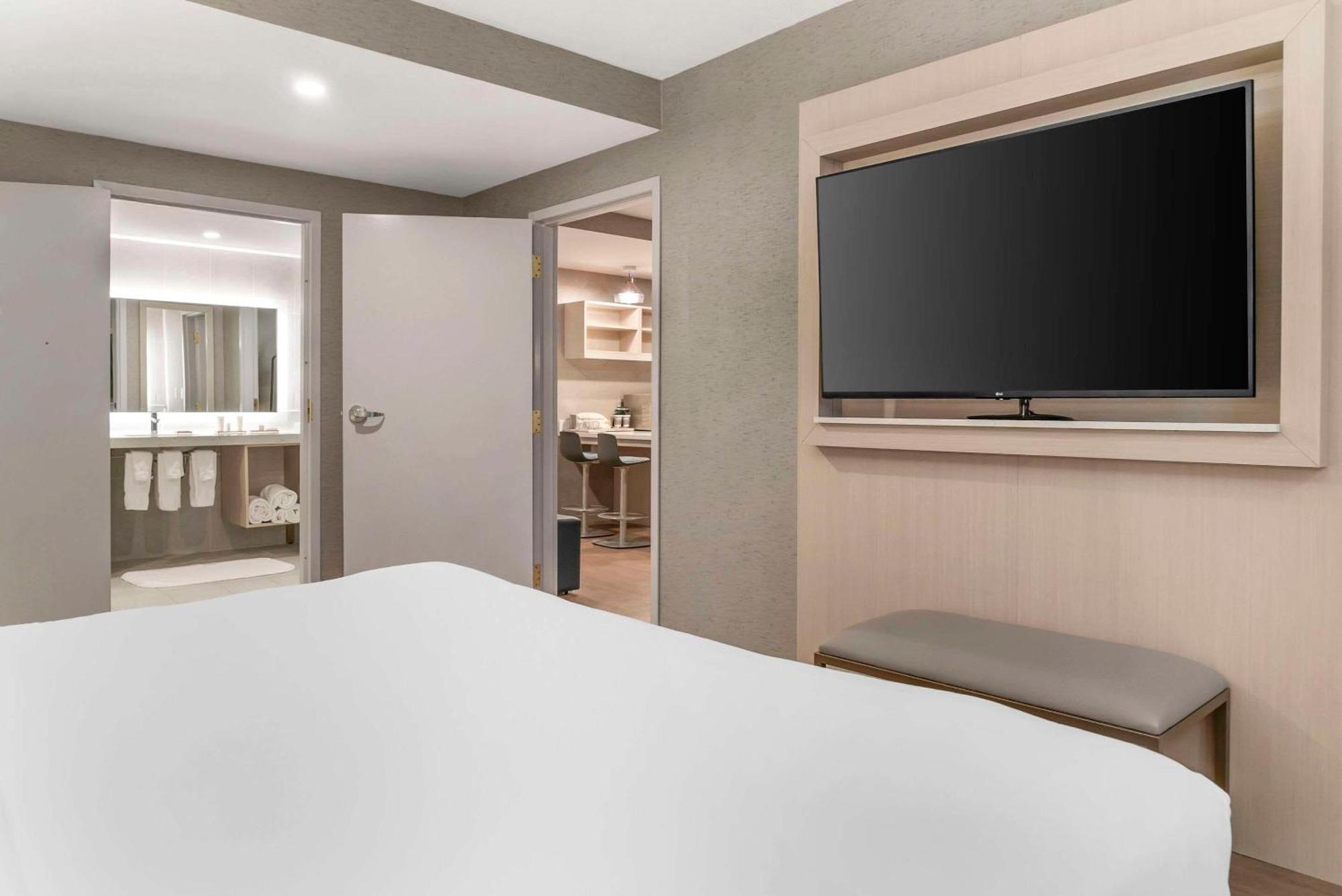 Hotel Radisson Plaza And 4*