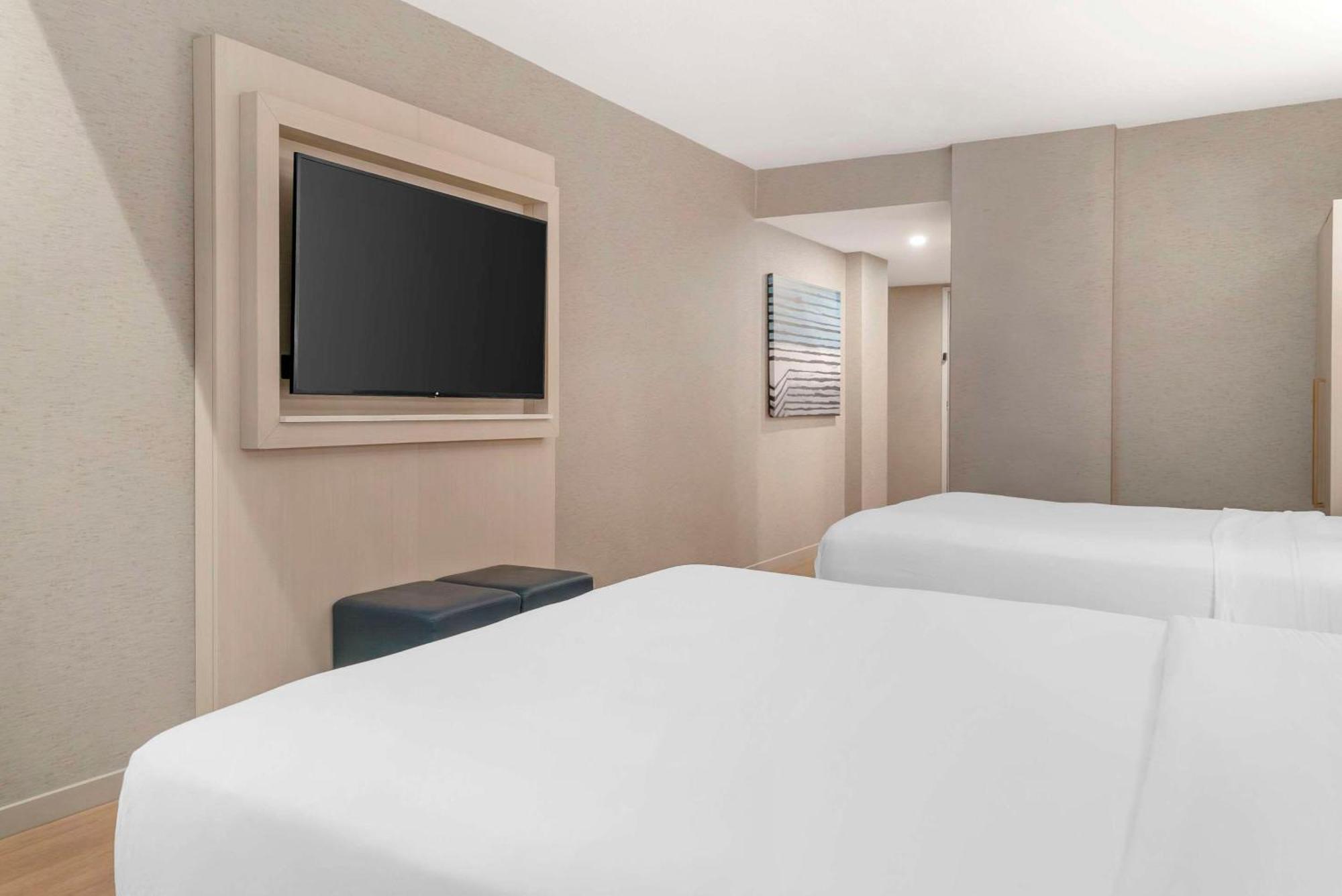 Hotel Radisson Plaza And 4*