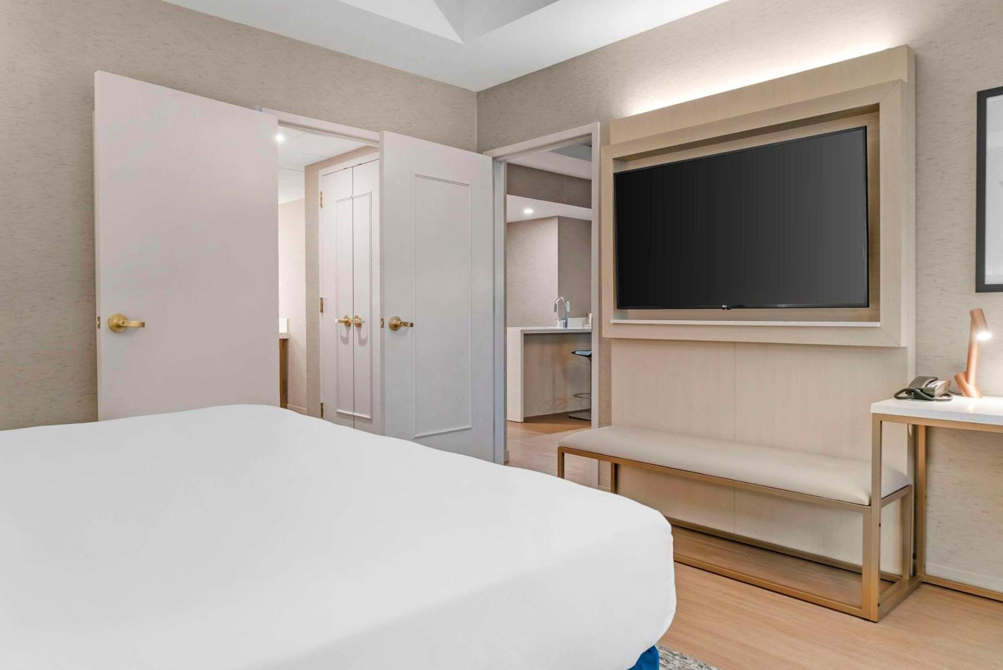Radisson Plaza And 4*
