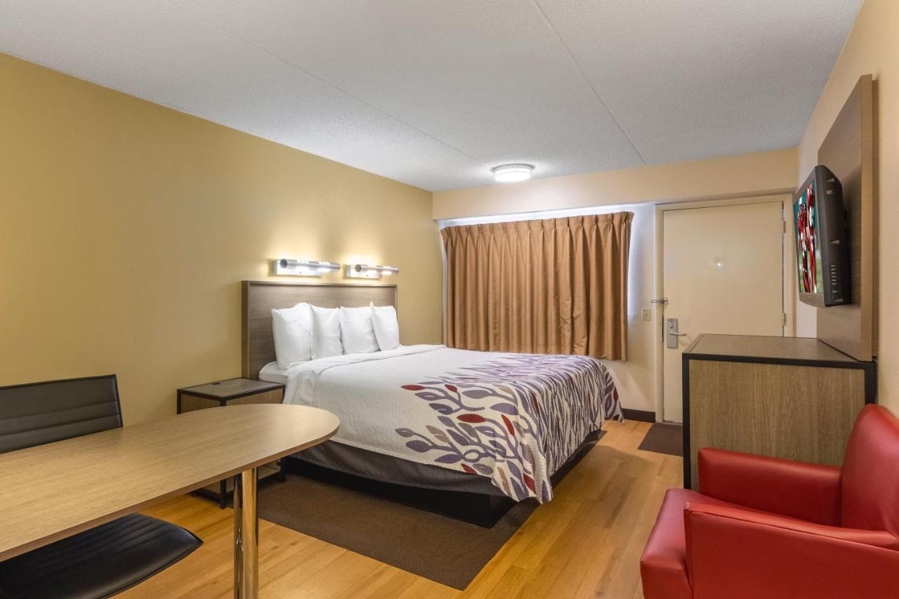 Red Roof West - Western Michigan U Motel 2*