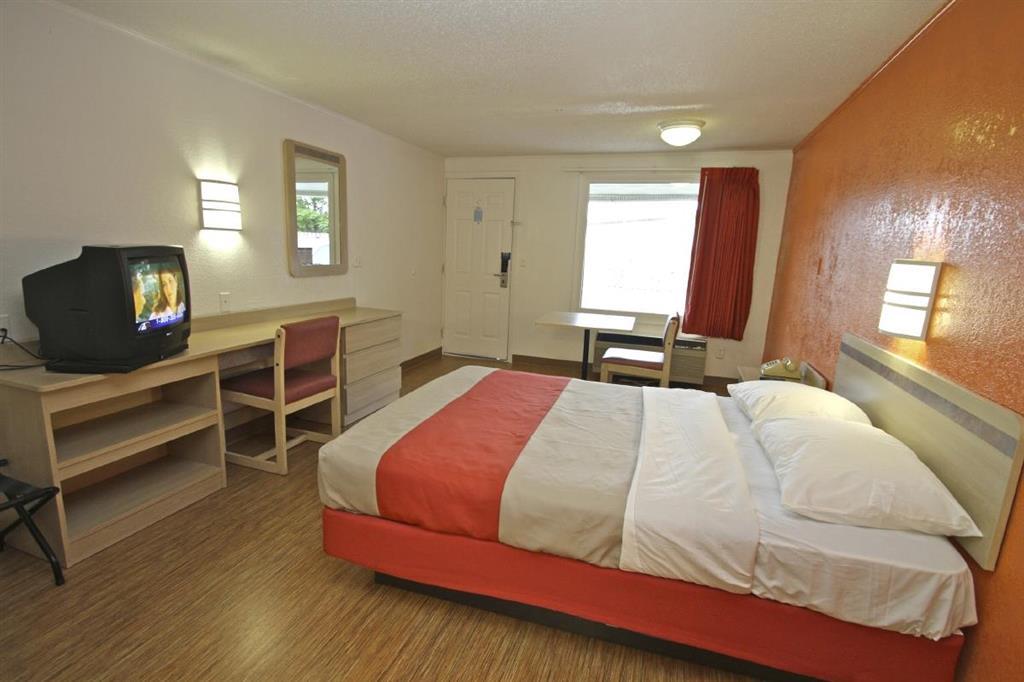 6 Hotel 2*