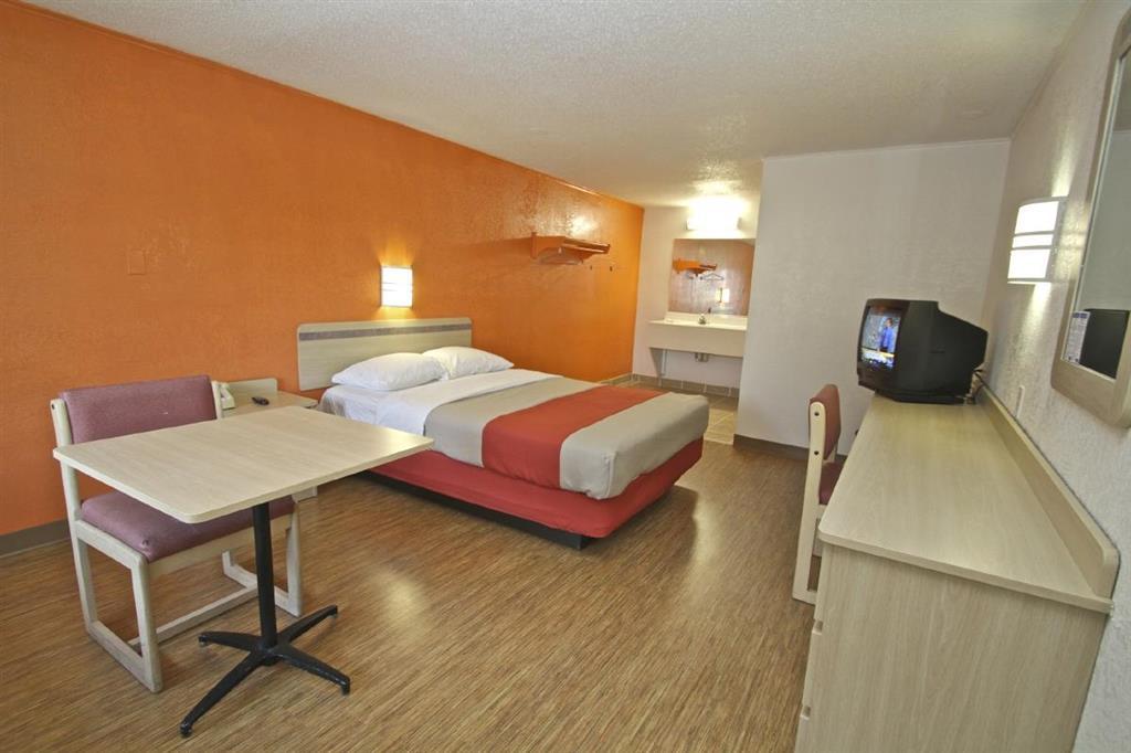 6 Hotel