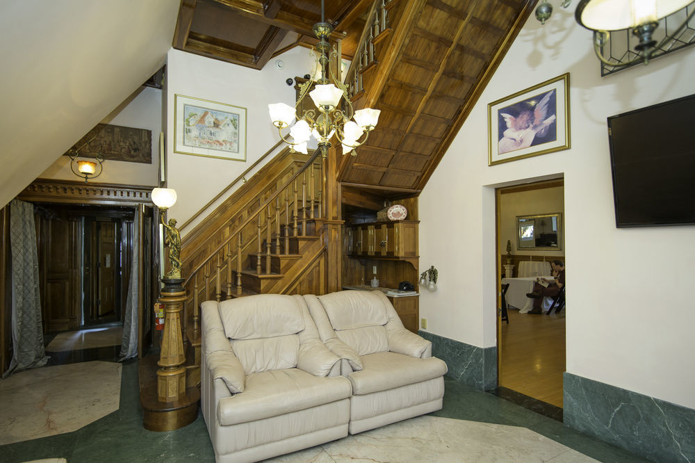 Henderson Castle Bed & Breakfast 3*