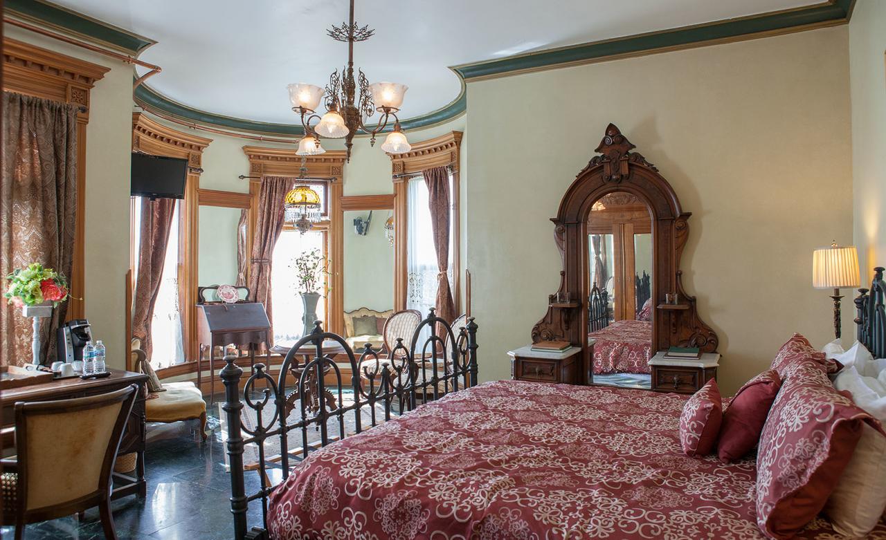Henderson Castle Bed & Breakfast