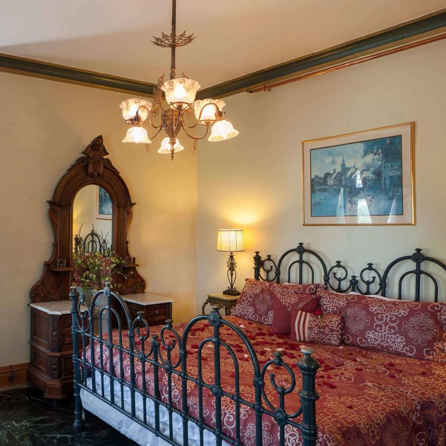 Henderson Castle Bed & Breakfast 3*