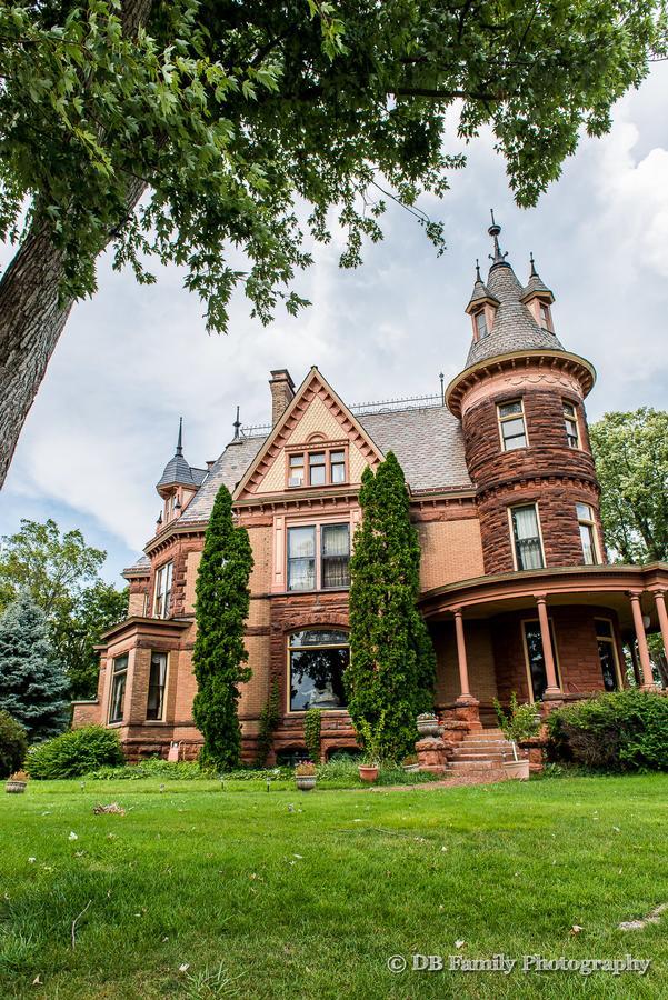 Henderson Castle Bed & Breakfast 3*