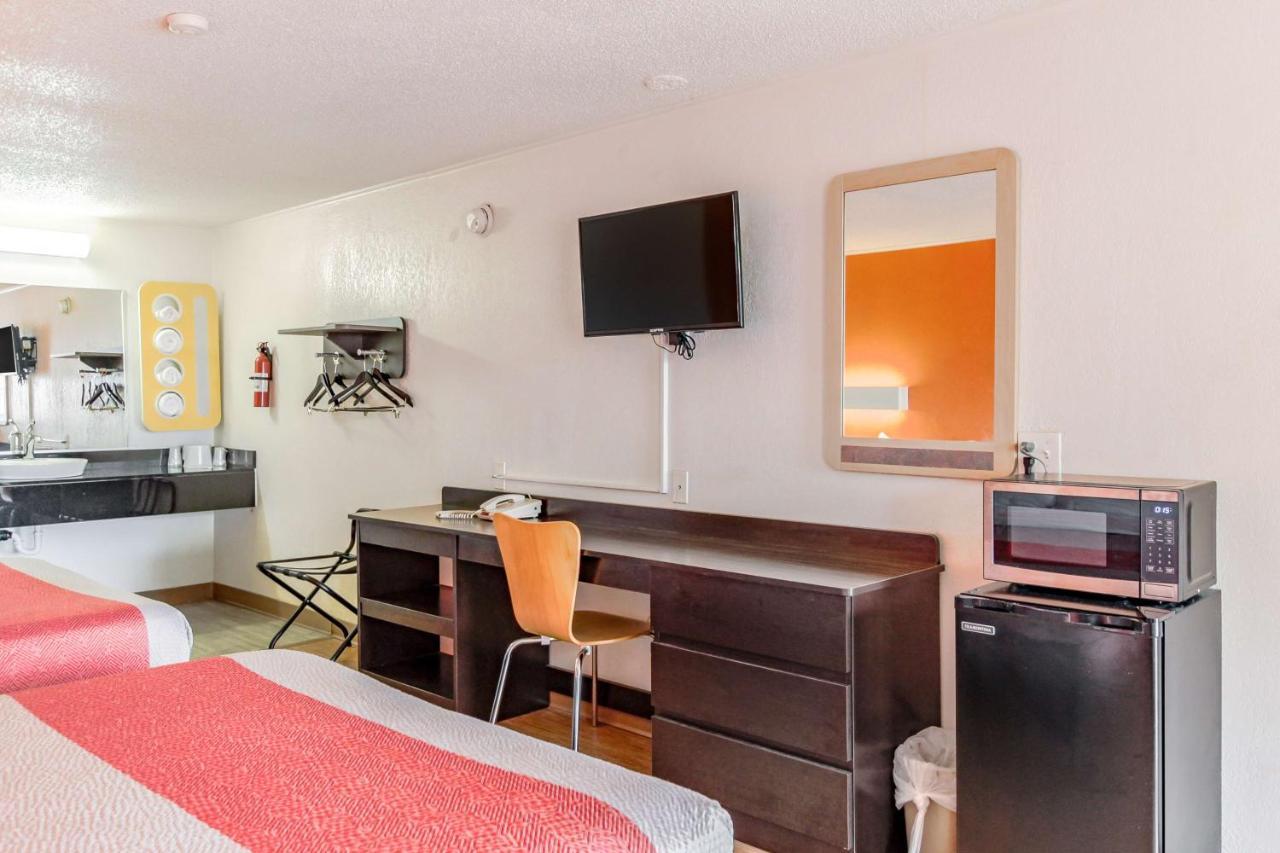 Hotel 6