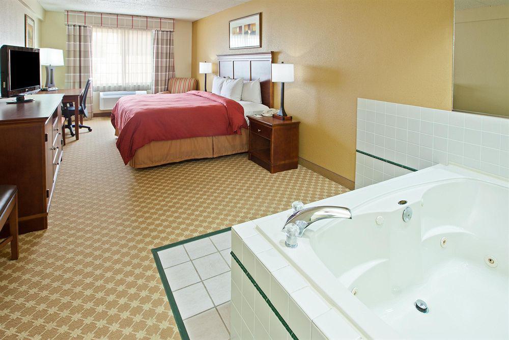 Hotel Country & By Radisson, Kalamazoo, Mi 3*