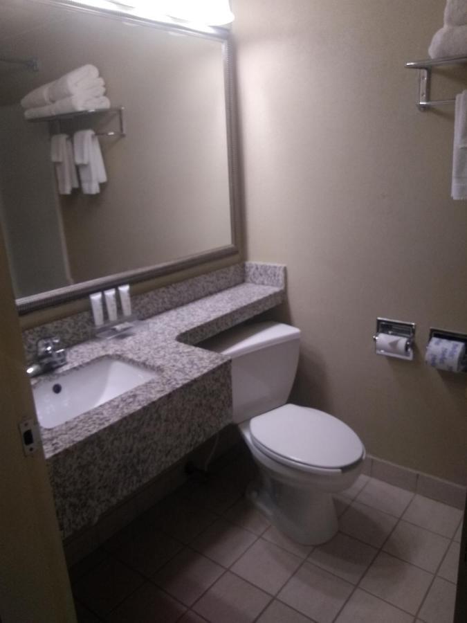 Hotel Country & By Radisson, Kalamazoo, Mi